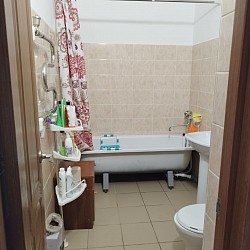 В ванных комнатах и санузлах всегда снабжение первых необходимостей