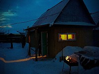 Баня на 3-4 человек с хорошей парилкой , топится дровами . Отдых , рядом с мангальной зоной  без соседей . Красивые виды , т.к. находится на высоте . Дом , стоящий отдельно от бани , но близко друг к другу с зоной отдыха , как снаружи в уютном дворике , так и внутри дома , с большой гостиной и отделенный зоной кухни . Также в доме  , кроме большой гостиной - три комнаты для отдыха , с отдельными в них входами и межкомнатными дверьми . Санузел с ванной и душем , внутри дома просторный  и с набором средств для гигиены . А в бане - свежие веники и тоже средства для гигиены . Окунуться в непринужденно общение большой компанией с ночевой , приготовить еду для всех , послушать громкую музыку и просто хорошо отдохнуть - это возможно . Дом может принять до 10 человек гостей . Приятных выходных и воспоминаний !