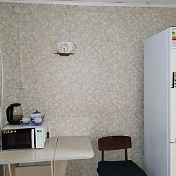 Есть где хранить еду , приготовить , и разогреть