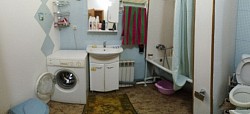 В доме большой совмещённый санузел с зоной для стирки